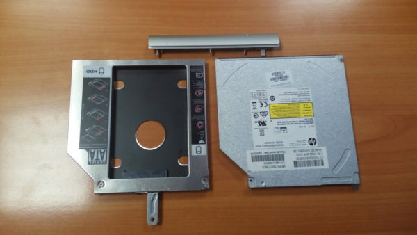 Слева бокс под HDD, справа штатный DVD. Сверху пластиковая заглушка от DVD, которая преспокойненько ставится в купленный бокс.